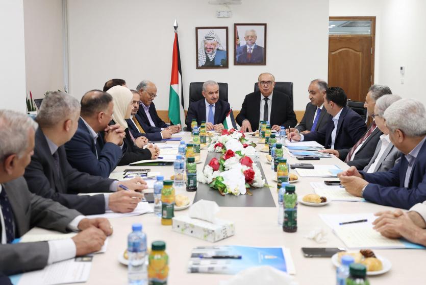 رئيس الوزراء محمد اشتية خلال ترؤسه اجتماع مجلس التعليم العالي