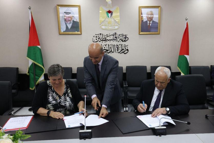 جانب من توقيع الاتفاقية