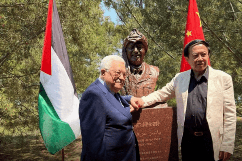 مجسم تذكاري للرئيس الراحل ياسر عرفات