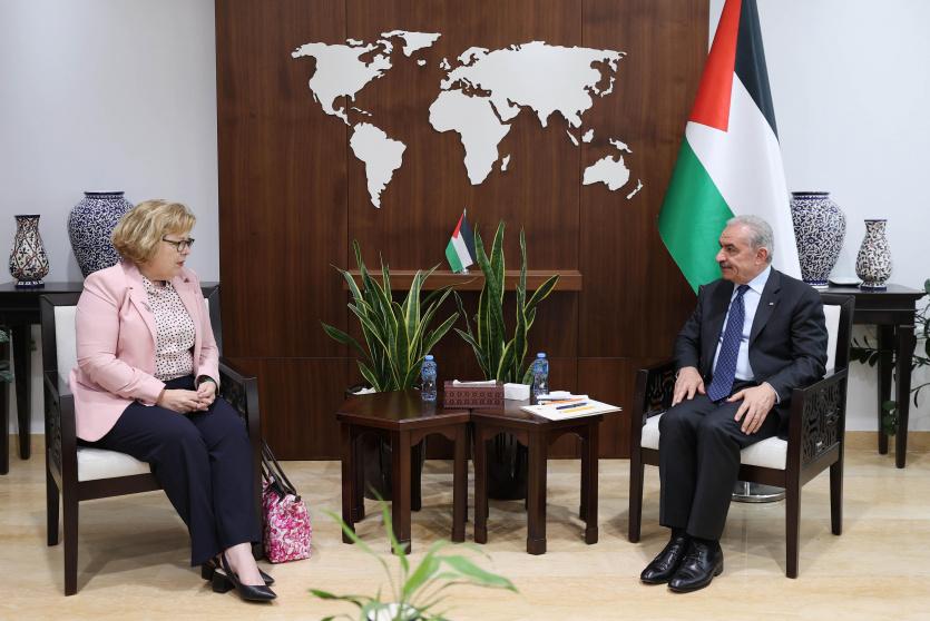 اشتية خلال لقائه مساعدة وزير الخارجية لشؤون الشرق الأدنى في وزارة الخارجية الأميركية باربرا ليف