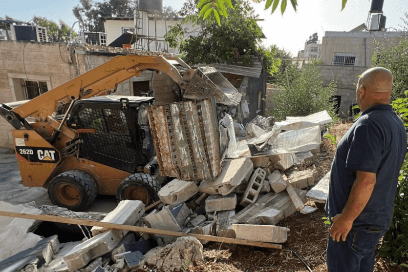 المواطن أحمد السعو يهدم منزله