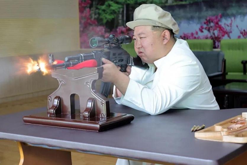 كيم جونغ أون في أحد مصانع الأسلحة