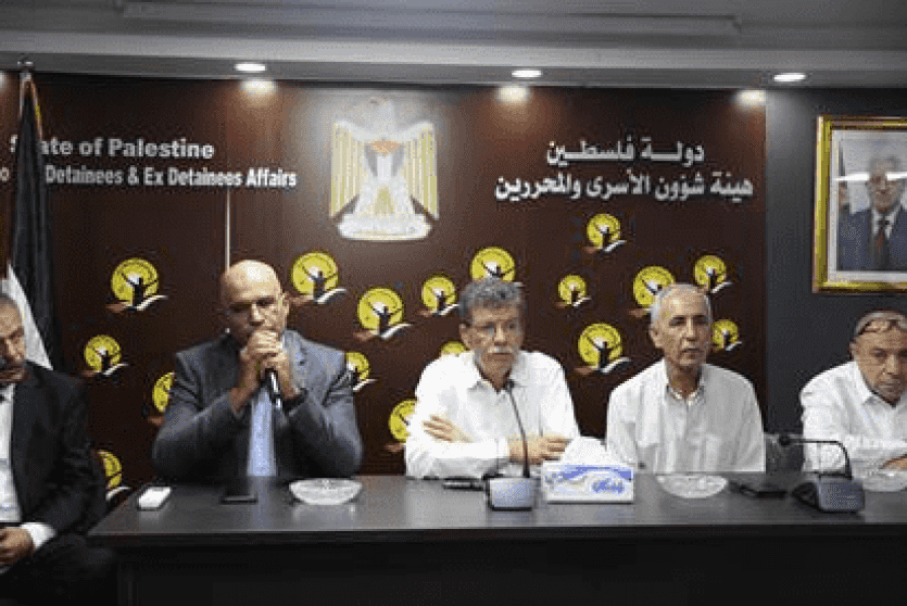 قدورة فارس يجتمع بكادر وموظفي هيئة الأسرى 