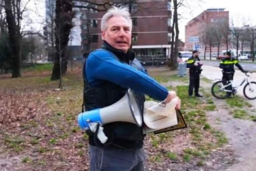 العنصري قبل تمزيق القرآن