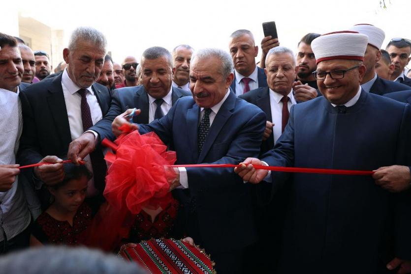 اشتية يفتتح المبنى الجديد لكلية العلوم الإسلامية في الظاهرية