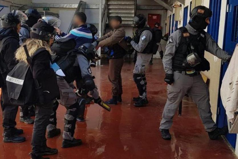 قوات القمع الإسرائيلية تقتحم أقسام السجون - أرشيف