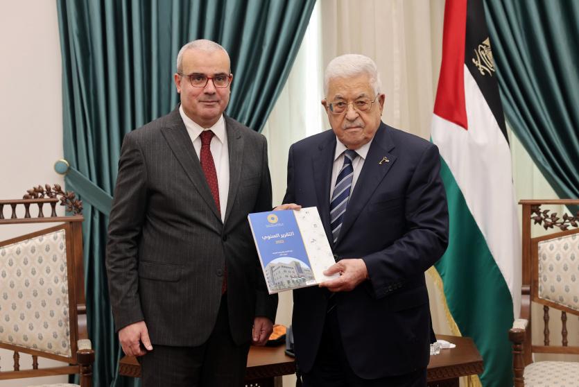 الرئيس خلال تسلمه التقرير السنوي لسلطة النقد (تصوير: ثائر غنايم)