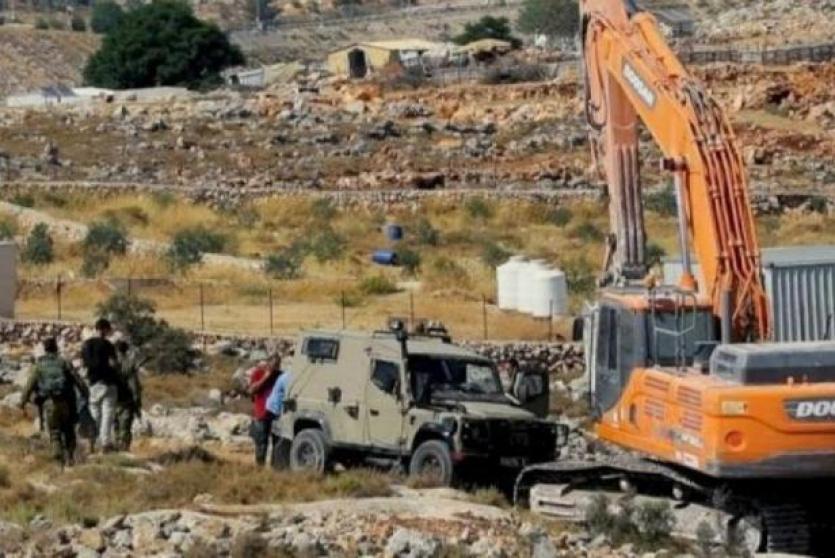 قوات الاحتلال تستولي على معدات