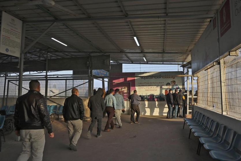 عمال فلسطينيون يدخلون عبر ممر إيرز الأمني