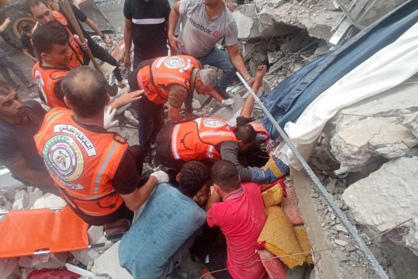 انتشال شهداء من تحت الأنقاض
