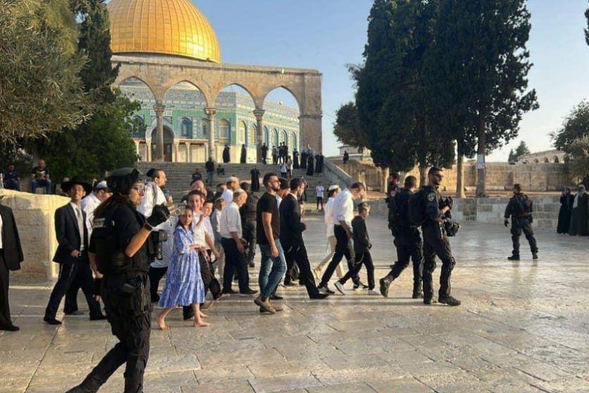 عشرات المستوطنين بحماية الاحتلال يقتحمون المسجد الاقصى