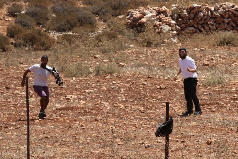 مستوطنون يتلفون محاصيل زراعية ويلوثون مياه الآبار جنوب الخليل