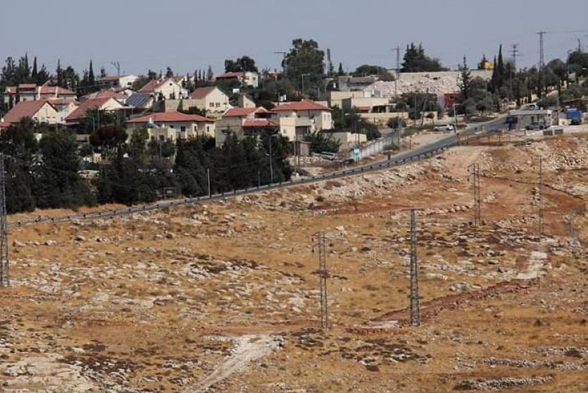 مستوطنون ينصبون أعمدة كهرباء تمهيدا لإقامة بؤرة استيطانية جنوب شرق بيت لحم