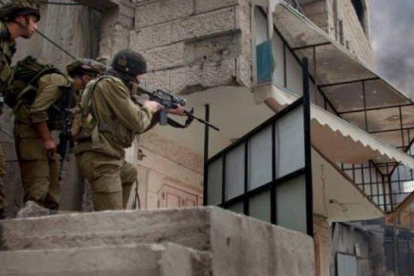 الاحتلال يقتحم بلدة إذنا ويطلق النار على منزل