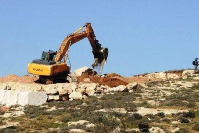 مستوطنون يشقون طريقا استيطانيا بمسافر يطا جنوب الخليل