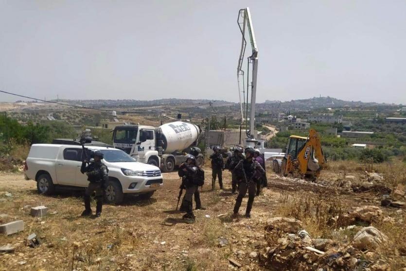 الاحتلال يردم بئر مياه في راس عطية جنوب قلقيلية