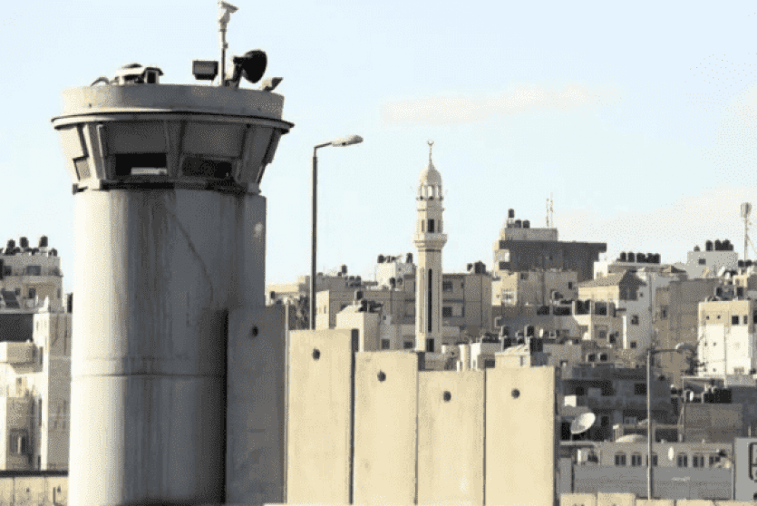 قوات الاحتلال تنصب برجا عسكريا وكرفانات في بيت أمر شمال الخليل