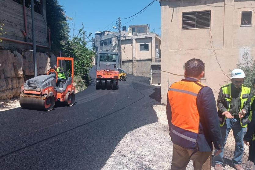 تعبيد مقاطع طرق في مخيم الجلزون بتمويل ياباني