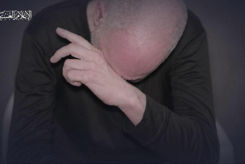 صورة الأسير كيث سيغال يبكي خلال حديثه