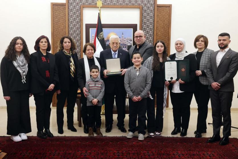 الرئيس يمنح الراحل عبد الإله الأتيرة نجمة يبوس