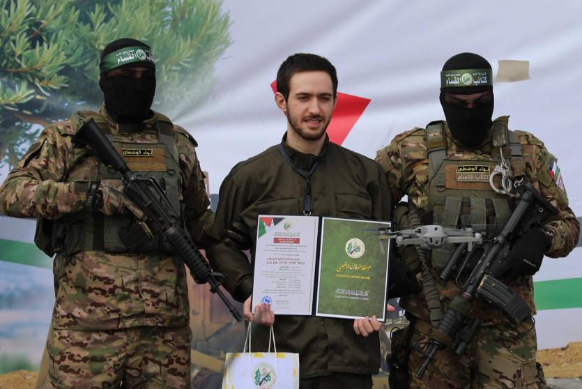 من تسليم احد الأسرى في غزة سابقا