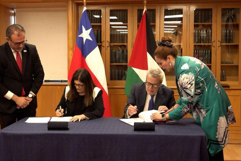 جانب من توقيع الاتفاقيات