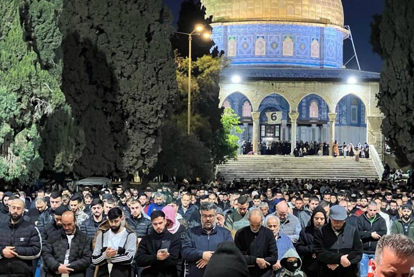100 ألف يؤدون صلاتي العشاء والتراويح في المسجد الأقصى