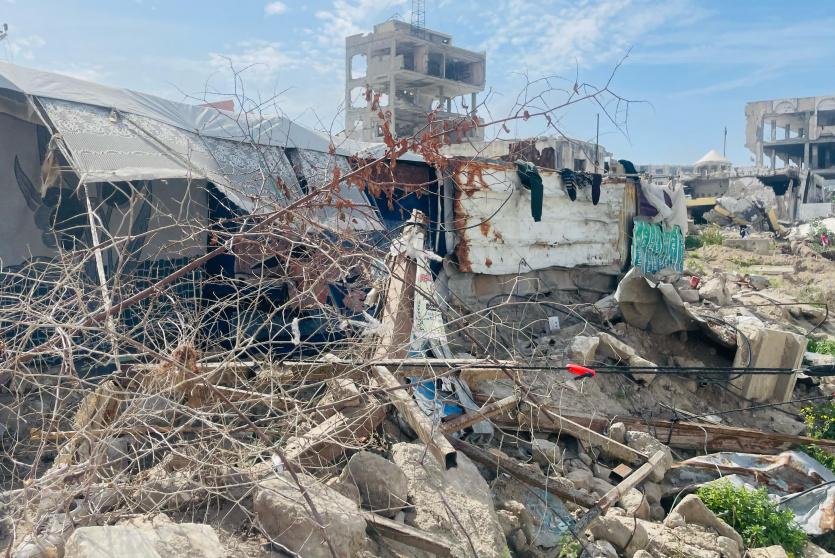 عائلة اللحام تقيم خيمة داخل مقبرة شرق غزة