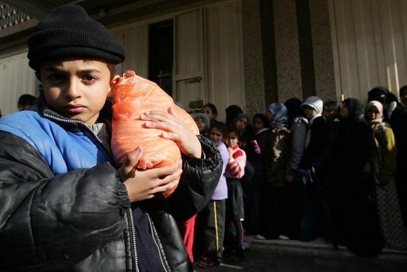 طفل يحصل على ربطة خبز ثمينة في غزة -ارشيف-