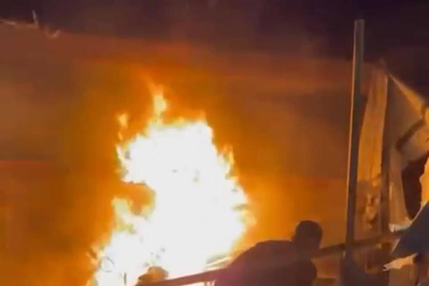 احتراق صحفي جراء قصف الاحتلال خيمة للصحفيين في خانيونس جنوب قطاع غزة