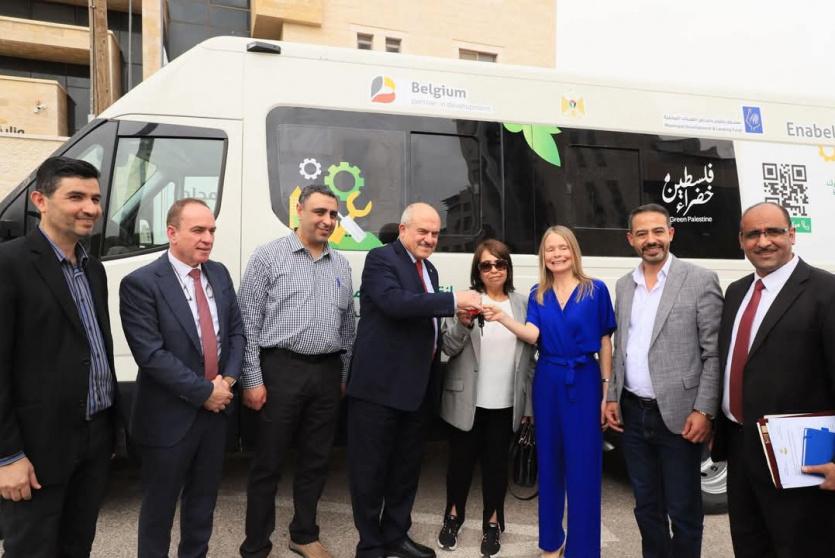 الوزير حجاوي يُسلم عددا من مجالس الخدمات المشتركة سيارات للصيانة