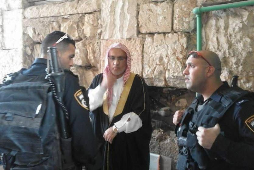 الاحتلال يسلم خطيب الأقصى محمد سليم قرارا بالإبعاد عن المسجد لمدة أسبوع