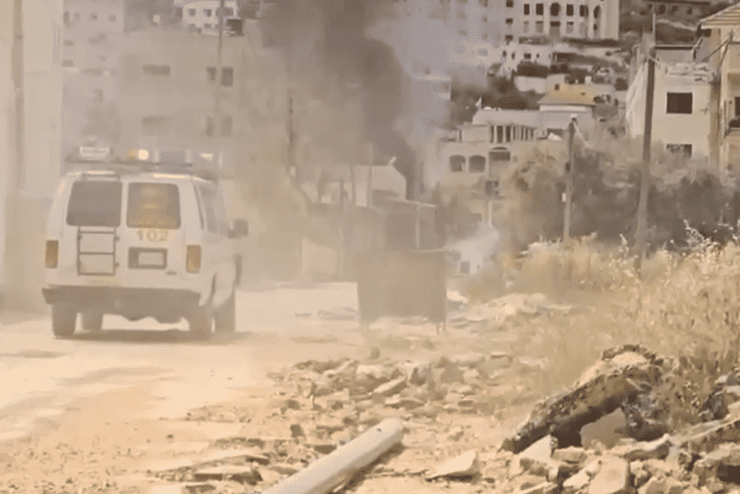 من مكان قريب للمنزل المحترق