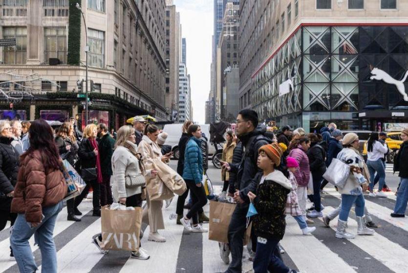 متسوقون أميركيون يسيرون في نيويورك - بلومبرغ