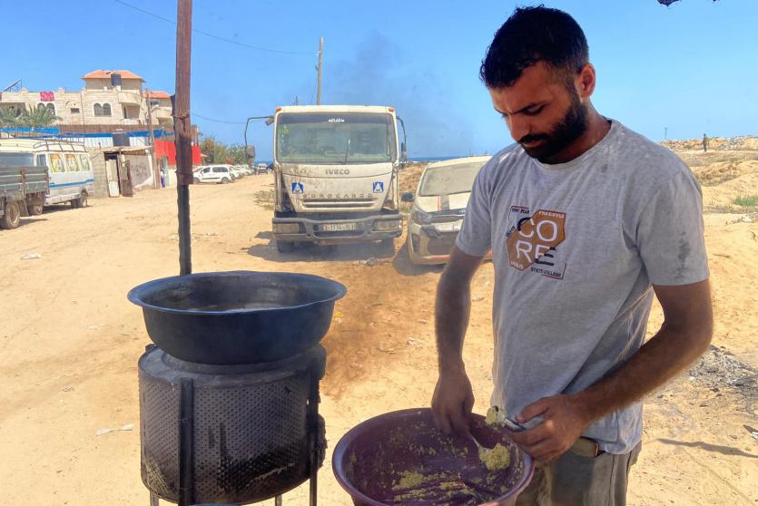 الشاب حسن الريس خريج هندسة يعمل بائع فلافل في غزة