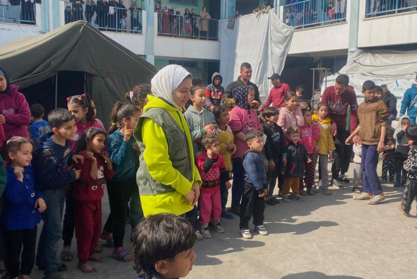 صورة من داخل مدرسة تؤوي مئات الأسر النازحة في غزة جراء الحرب 