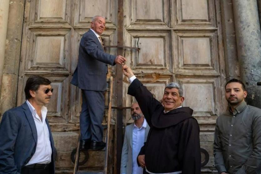 عائلتان مسلمتان تسلّمان مفتاح كنيسة القيامة لممثلي كنائس الستاتيسكو