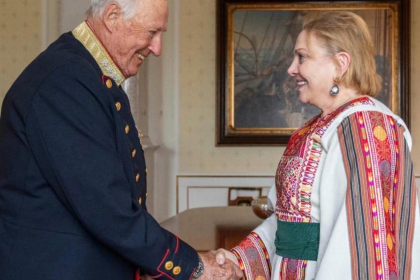 ملك النرويج وسفيرة فلسطين