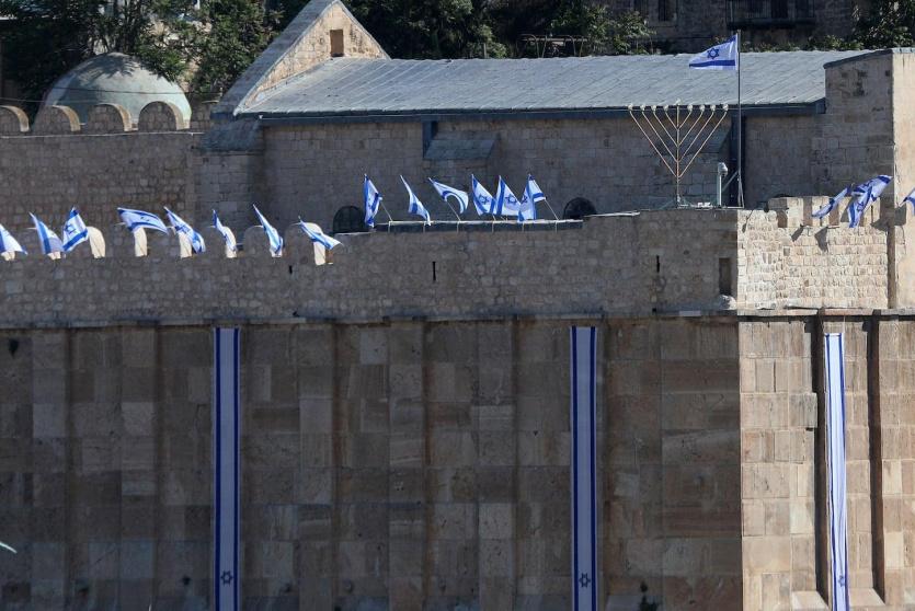 صورة تظهر رفع أعلام الاحتلال فوق الحرم الإبراهيمي