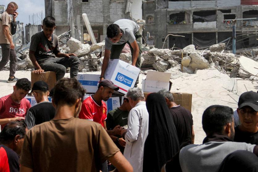 تزيع مساعدات إنسانية في غزة - ارشيف