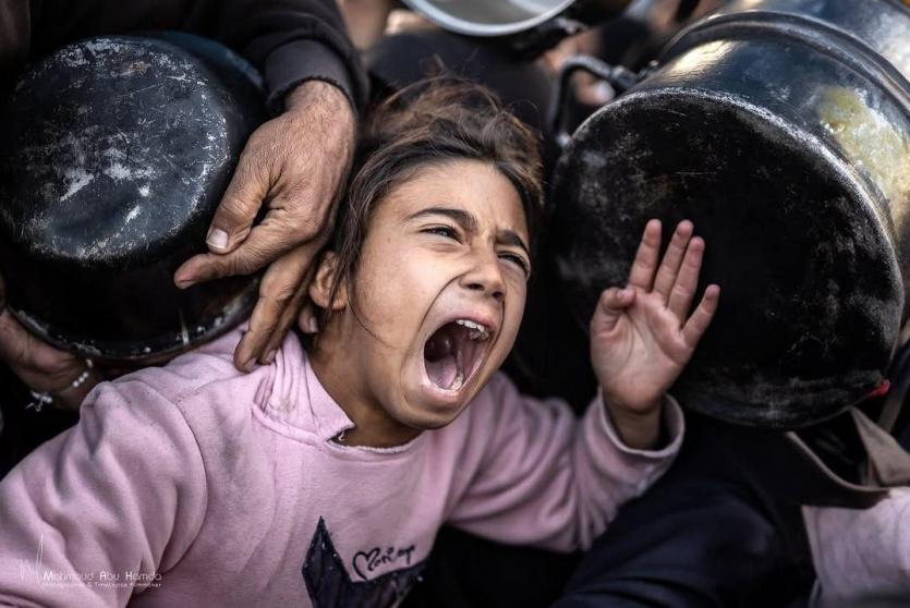 طفلة تصرخ لمحاولة الحصول على طعام