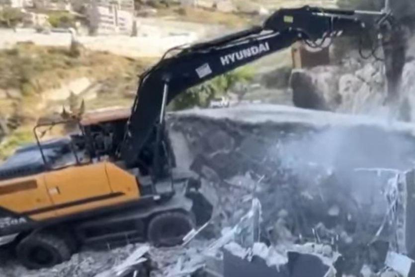 الاحتلال يجبر مواطنا على هدم منزله في جبل المكبر