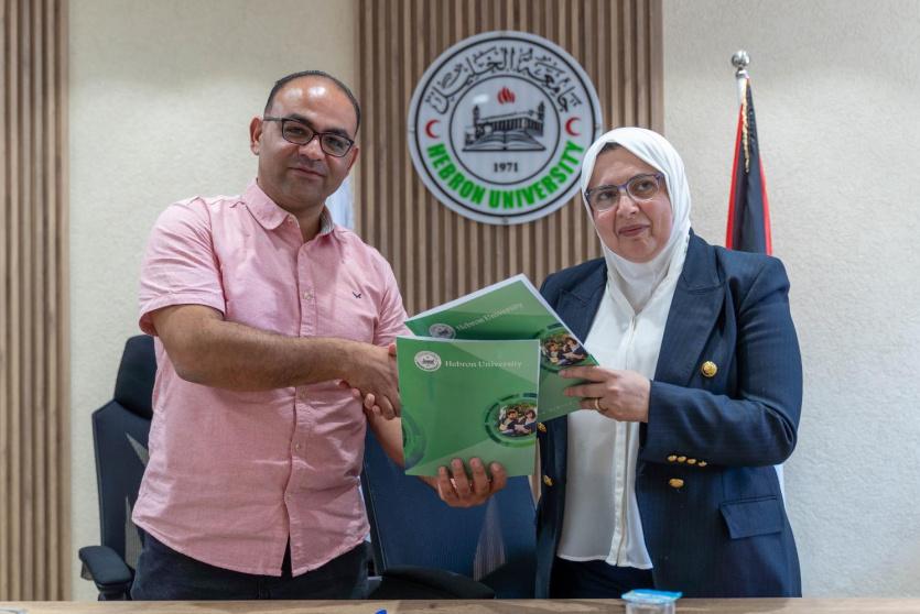 "إعلاميون بلا حدود" و"جامعة الخليل" توقعان اتفاقية تعاون لتعزيز التوعية والمشاركة الانتخابية عبر طلبة الإعلام