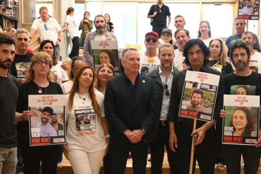 من لقاء ويتكوف وعائلات الأسرى الإسرائيليين