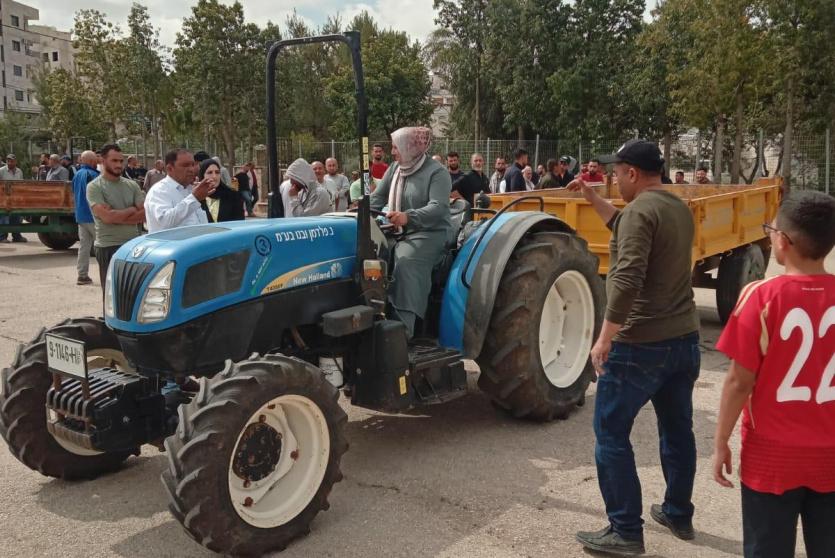 منح سيدة رخصة جرار زراعي في رام الله