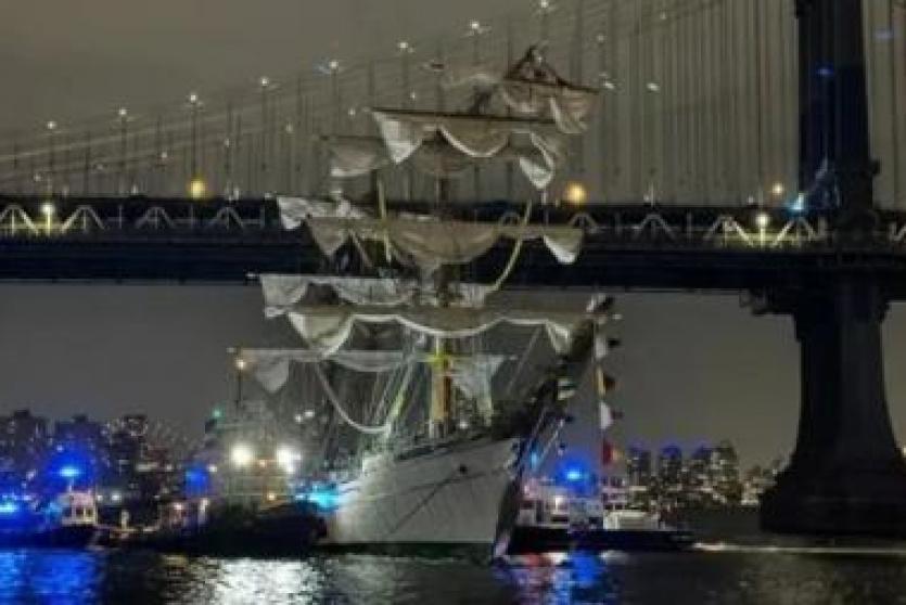 اصطدام سفينة حربية ضخمة تابعة للبحرية المكسيكية بجسر بروكلين