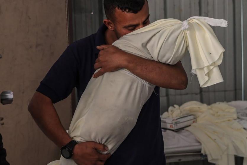أب يودع طفله الشهيد في غزة