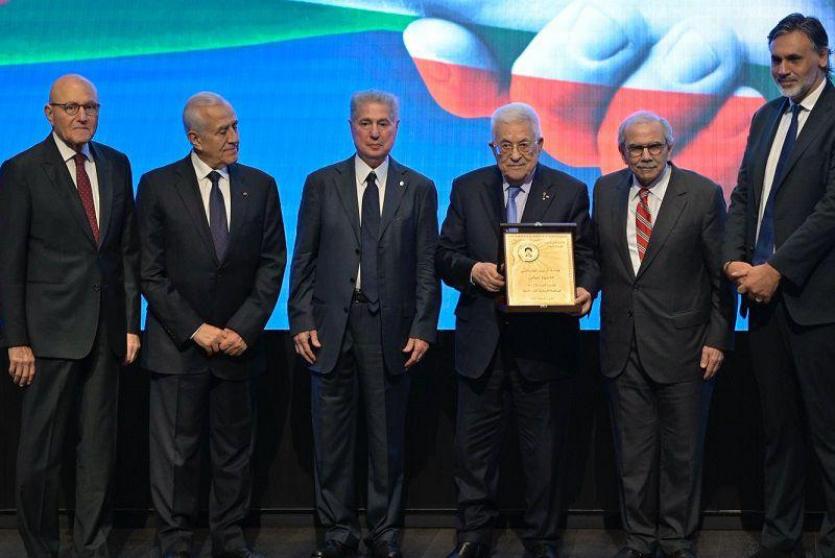 خلال منح الرئيس الجائزة