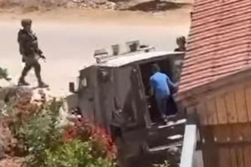 قوات الاحتلال خلال اعتقالها طفلا من بيت دجن