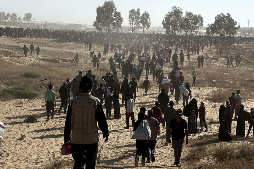 مواطنون يتوجهون لتلقي المساعدات